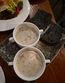 黑松露忌廉湯配自家製黑炭麵包