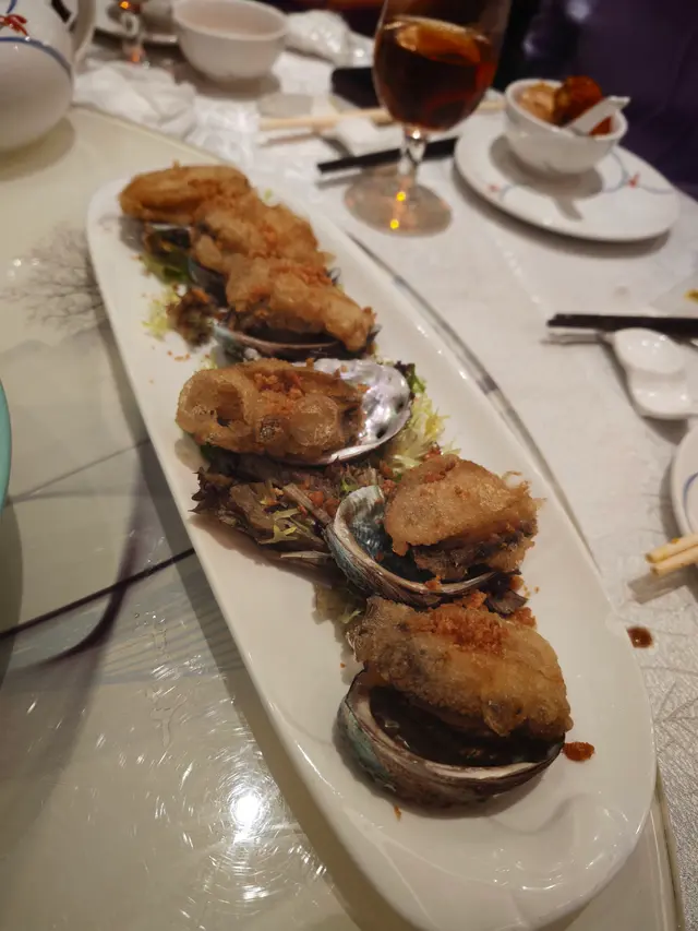 鮑魚個頭唔細，鹽燒嘅做法鎖住咗鮑魚本身嘅鮮味，邊緣微焦帶香，中間肉質厚實，配埋特製醬汁，鮮得嚟又有層次。