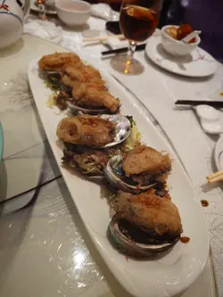 鲍鱼个头唔细，盐烧嘅做法锁住咗鲍鱼本身嘅鲜味，边缘微焦带香，中间肉质厚实，配埋特制酱汁，鲜得嚟又有层次。