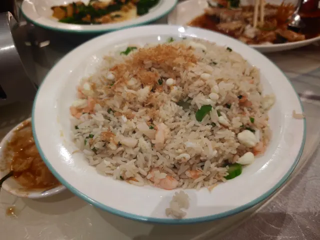 炒飯粒粒分明，瑤柱鮮香、蛋白滑嫩，仲有蝦粒同青豆增加口感，飯底夠乾身，當做主食啱曬～