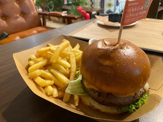 和牛芝士漢堡加薯條