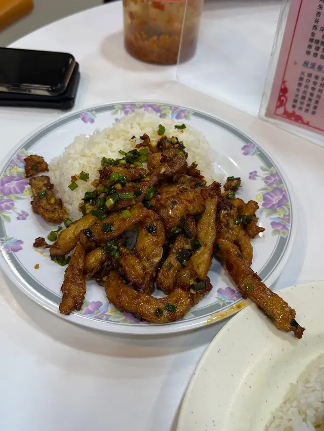 豬扒切成細絲,肉質嫩滑,容易入口
雖然味道是不錯,但感覺並不像椒鹽味
比較像蔥油(?)跟心目中落差有點大