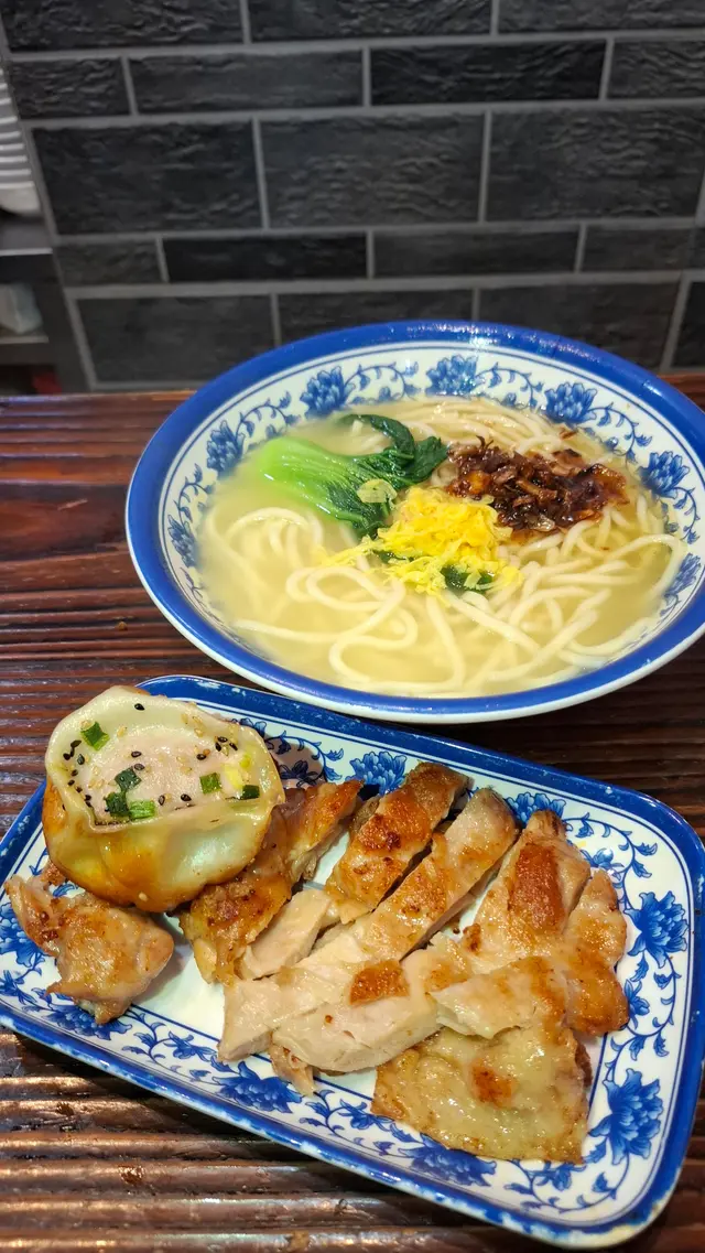 
香煎雞扒湯麵加生煎包