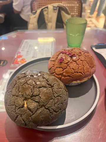 玫瑰草莓菠萝包  ; 黑松露菠萝包