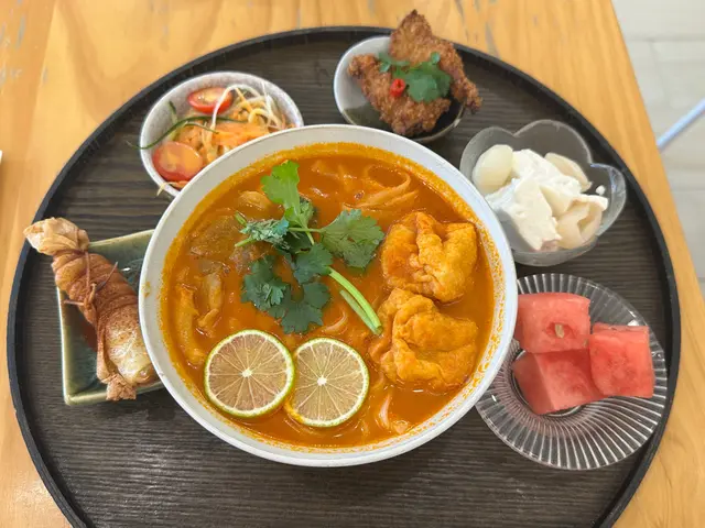 泰式香辣冬陰河粉炸蝦定食