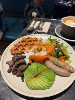 63度蛋煙三文魚牛油果牛角窩夫