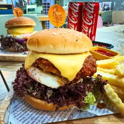 秘制胡椒酱和牛芝士流心汉堡包