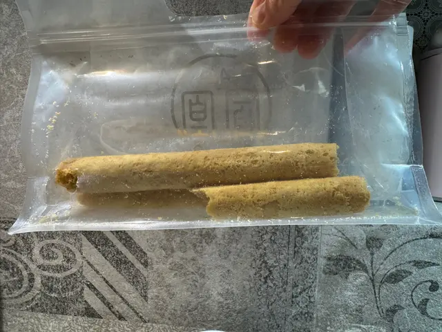 尋日路過買咗包蛋卷試試。
咬第一口有少少腍嘅，第二條有少少怪味唔為意，之後擰轉個袋，發覺左下角有一個咬爛咗嘅窿，原來底嗰條得返一半，肯定係俾老鼠咬！！可惜食到第三條先至發現🤢🤮🤮🤮

連最基本嘅衛生都未搞好，點開舖啊？個店員仲搞笑，話退返$22俾我，我搭幾廿蚊車再落去退錢咩！永久Blacklist🤬🤬🤬