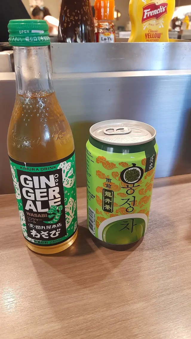 左: 木村芥末薑味梳打. 右: 龍井茶