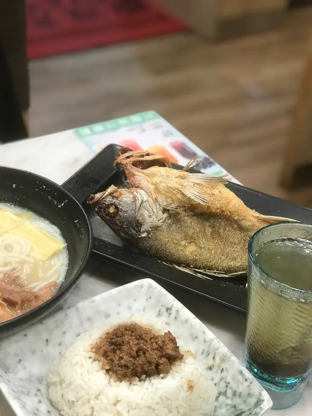 炸鱸魚配肉燥飯