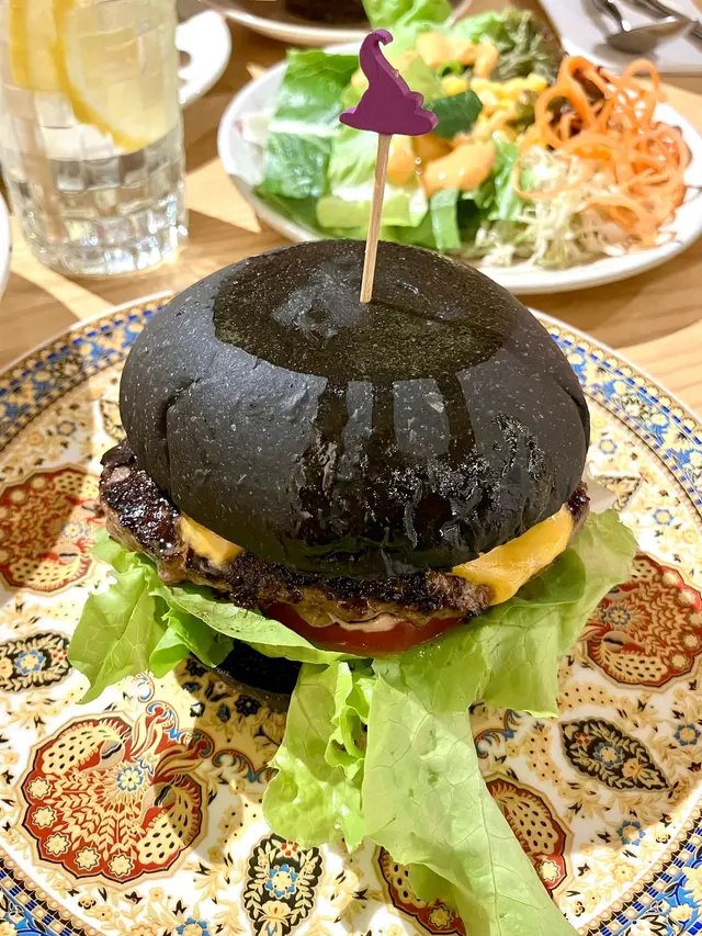 經典牛肉漢堡配竹炭包