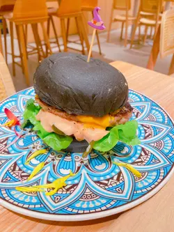 經典牛肉漢堡,配竹炭包