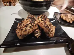 烤得外皮金黄酥脆，内里的肉却十分嫩滑，表面洒满的芝麻和香料香气四溢，咬上一口，香辣味在口中散开，十分惹味，让人停不下来