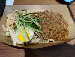 手撕雞肉燥拌麵