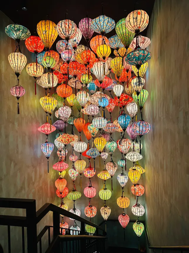 果然～樓上原來先至係超級靚😍長樓梯上嘅牆壁佈滿吊落嚟嘅燈籠，勁澎湃，難怪人人都話呢度係人氣打卡位🥰