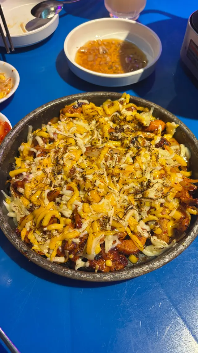 尖沙咀 HOO 韓國包車《霓虹街頭的韓式夜市饗宴》最近抽空去尖沙咀的 HOO 韓國包車朝聖!作為韓劇迷,我一直幻想置身首爾街頭的「包車」(포차),那種霓虹閃爍、熱鬧喧鬧的夜市氛圍。香港少有這麼正宗的韓國街頭小食店,HOO 完美還原了這種感覺!🍴 菜式詳評
HOO 主打韓國街頭小食和佐酒菜,菜單簡單直觀,分為小食、鍋物、炸物和飲品。份量實在,味道香辣惹味,配上韓燒酒(soju)超match!我們四人點了以下幾款,總結來說絕對物超所值。