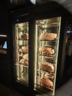 低溫冷藏柜中,擺放著各產地和牛的油花如大理石紋般精緻絢麗,在冷光映襯下更像一件件食材藝術品