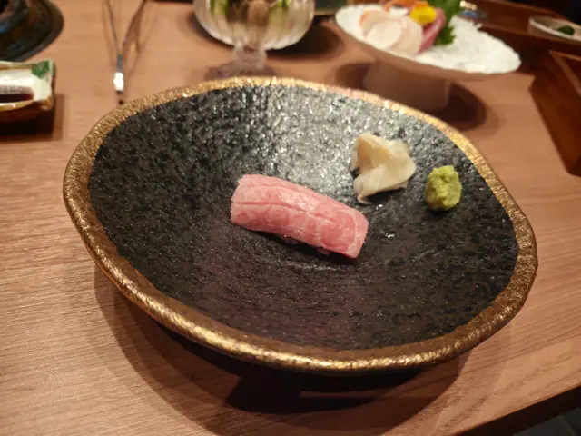 拖羅壽司更是刺身後的驚喜！厚切的拖羅油脂豐腴如琥珀，鋪在醋飯上，飯粒酸甜適中，一口咬下，拖羅的脂香在口中瞬間化开，與醋飯的清香纏繞，鮮甜濃郁卻不油膩，每一口都是頂級海鮮的奢華體驗。