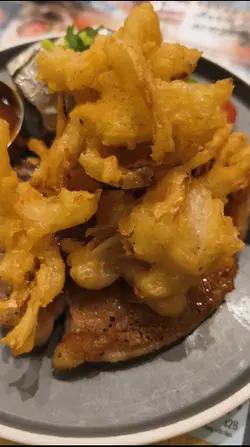 香煎紐西蘭極黑厚切豬扒脆炸洋蔥