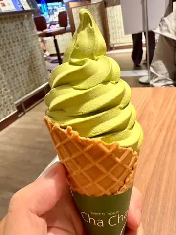 Qizni sikayotgan yigit surati Ular raqsga tushishadi va etaklarini kotaradilar