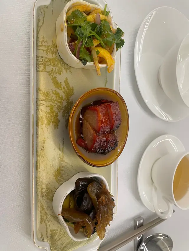 一間CP值很低,位於灣仔大道東的一間酒店內頗新的中菜廳,不值一試