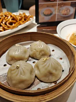 金箔蟹粉小笼包