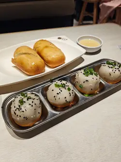 炸银丝卷配炼奶/ 坚信号生煎包