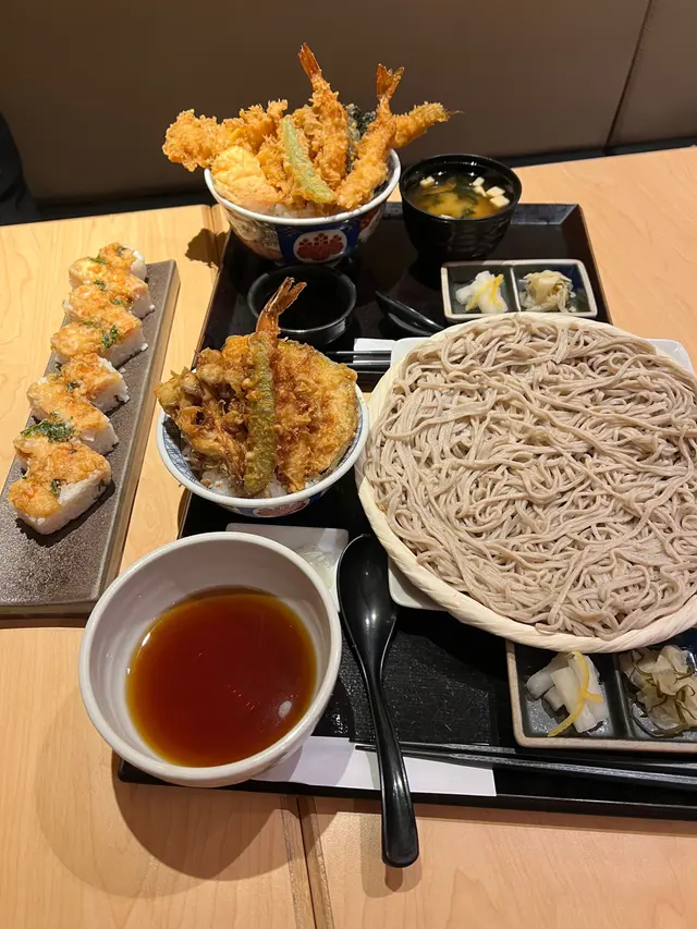 迷你天丼&北海道産蕎麥麵
能讓您同時享受「濃郁」與「清爽」、「溫熱」與「冰涼」、「酥脆」與「滑順」等多重對比口感的日式套餐,是體驗和風美味的絕佳選擇
江戶前天丼
以東京灣風味的傳統天婦羅蓋飯,最地道、最經典的天丼風味