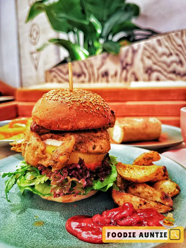 烤雞波蘿漢堡配檸檬乳酪醬及焗薯