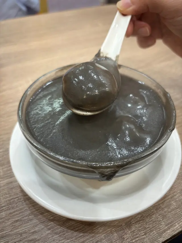黑芝麻糊配花生湯圓