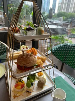 同朋友慶祝生日🎁
位於k11 musea 行完街去個tea食完再行街

三層afternoon tea set 
正常應該由上而上，由咸至甜咁食
佢哋個set。。。好似相反咗？
定新食法？

我哋照『規矩』食咸點先
原意係唔好俾甜點的飽滯感影響食咸點嘅食慾

咸點冇乜特別
反而甜點係出色
造型都吸引🤩

中間嗰層
最好味係炸蝦卷🍤
Mini burger 🍔 好睇，但味道好一般

飲品另外加錢配
埋單350內