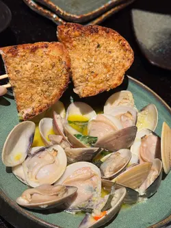 蒜香牛油酒煮蚬