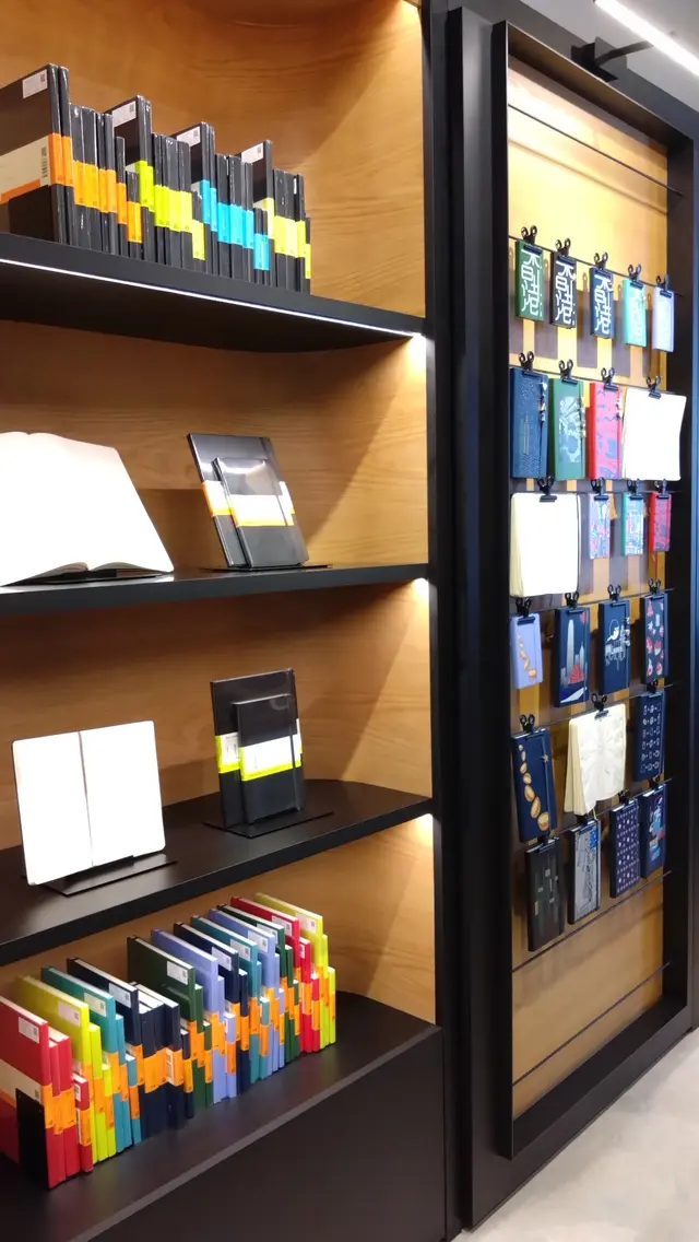 店內放滿 Moleskine 記事簿以供售賣