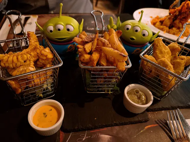 炸薯條、炸粟米同咸蛋雞翼。咸蛋雞翼用左單骨雞翼,釀左滿滿既蛋黃,係一種好邪惡既咸香味!