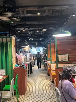 店舖冷氣充足,坐位闊落