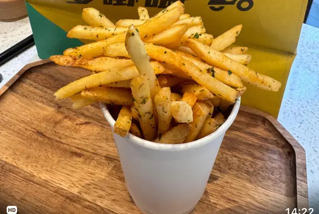 #薯條脆 , 但咸左d , 下次落單要薯條落少d 粉先得 。