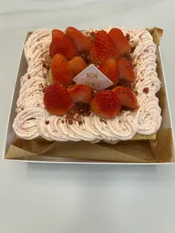 
差唔多试匀Nonsense嘅芝士蛋糕，今次有机会试吓新品士多啤梨拿破仑😋淡粉色嘅士多啤梨忌廉同埋新鲜嘅士多啤梨已经令卖相满分，酥皮松化脆身，浓浓牛油香嘅配搭轻盈滑溜嘅忌廉，甜度恰到好处，绝不腻口，加上清甜嘅士多啤梨，完美平衡整体味道。欣赏小店制作认真，不断追求进步，朋友一试都认为能媲美酒店饼房出口，绝对值得为咗呢份幸福滋味再次光顾！