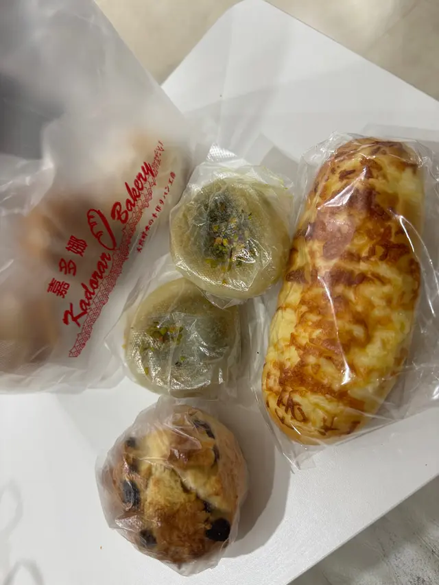 開心果燒餅、提子鬆餅、芝士包