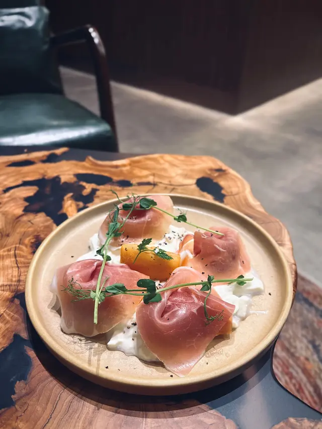 秋柿映雪布拉塔