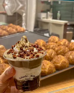 十胜牛乳雪糕好滑身🍦加入焙茶忌廉、焙茶冻、山核桃碎增添甘香风味🧑🏼🍳 整体唔会过于浓涩,好易入口~ 攞咗之后一定要快啲食因为好快溶🤣