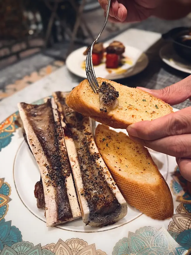 焗牛骨髓配蒜蓉多士