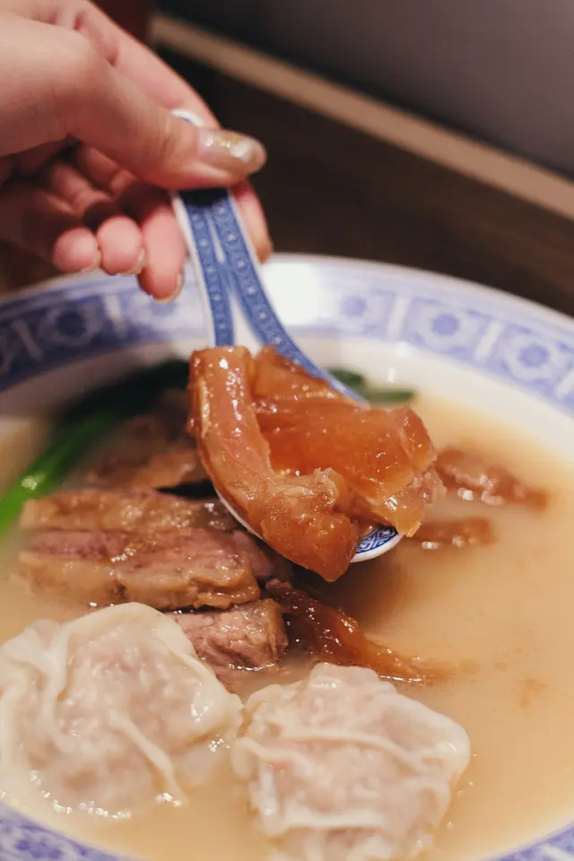 三拼 - 招牌櫻花蝦雲吞+秘制慢煮牛腩拼牛筋幼麵