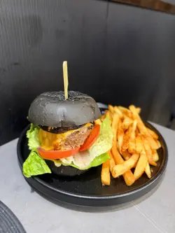 手打牛肉及原只大蘑菇汉堡配薯条