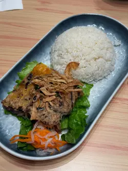 首先size比想像中少,連一隻女性手掌的尺寸也沒有
與其說是焗蛋,看起來只是蒸肉餅
豉油蟹膏味,不過蟹肉完全沒有
不是說難吃,但和心目中差很大