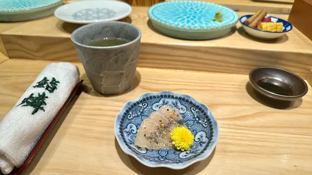 最重要‼️係無寄生蟲問題,可以放心食用!🥴
鮭魚加上柚子皮、鹽、芝麻等簡單調味,
就咁食就得,完全唔洗蘸壽司豉油都好夠味!😊
一份有4塊,份量十足!