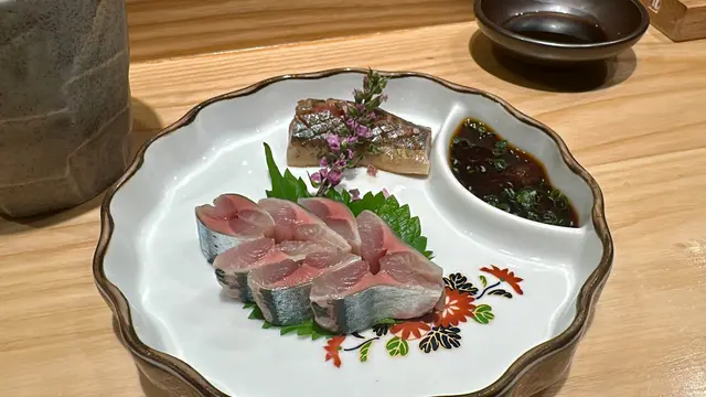 師傅嘅「白刀切」真係好勁💪🏻!
刀功好到一條細骨都冇,魚肉口感保持爽彈,
仲好食過最近喺福岡食嘅!🤩😂
腩位魚油脂香,配上薑蔥、豉油,鮮味十足~😌