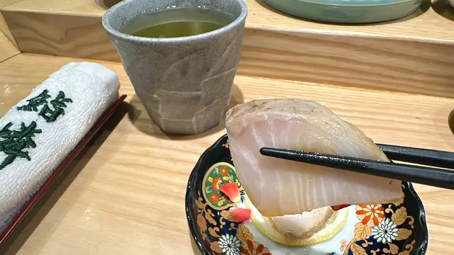 新鮮銀雪魚用檸檬🍋豉油醃過,
魚肉肥美滑身,魚油脂香,冇諗過銀雪魚可以咁正!😂