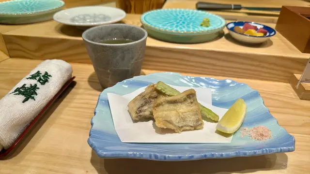 新鮮熱辣即炸,炸皮薄脆,
舞茸菇味香濃;蘆筍鮮嫩爽脆;海鰻軟滑。