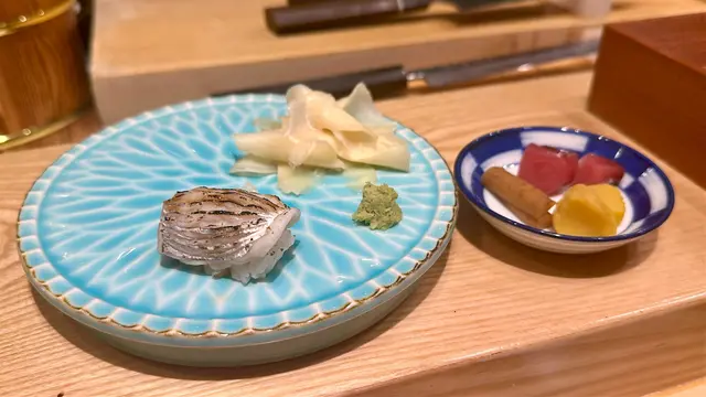 太刀魚塗上麵豉後炙燒過,
配上海鹽,突出其魚肉厚實嫩滑的口感。😙