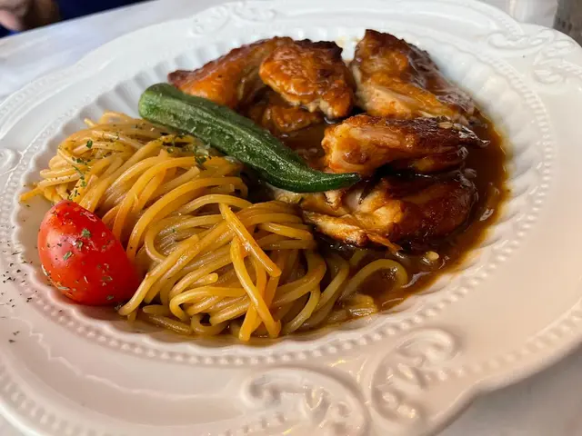 雞脾肉燴迷迭香蒜蓉汁.煙肉.意大利粉